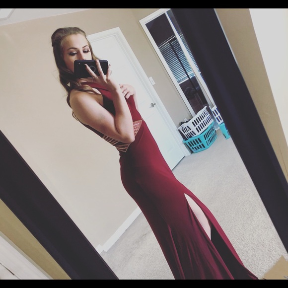 Beautiful gown, with elegant gold jewels. - Picture 3 of 4